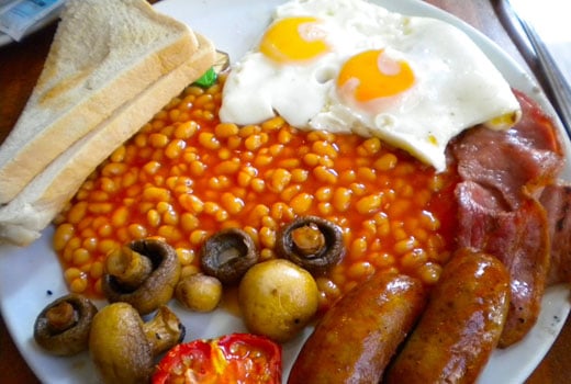 Delicioso café da manhã tradicional inglês rico inclui tomates uma