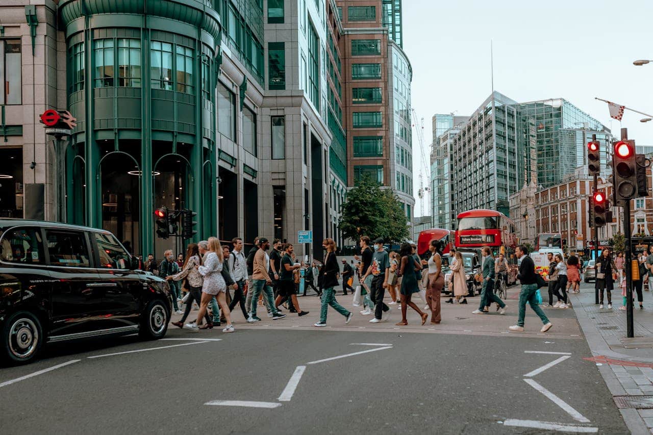 pessoas atravessando a rua na cidade de Londres