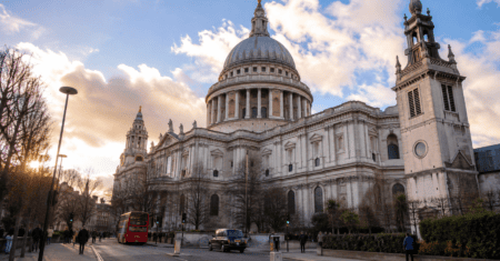 Igrejas com Arquitetura Impressionante em Londres que Você Precisa Conhecer