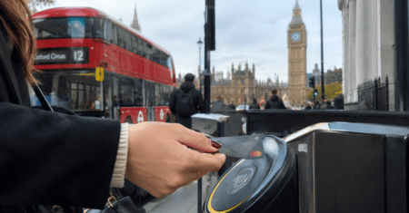 Como Usar Dinheiro em Londres em 2026: Cartão ou Cash?